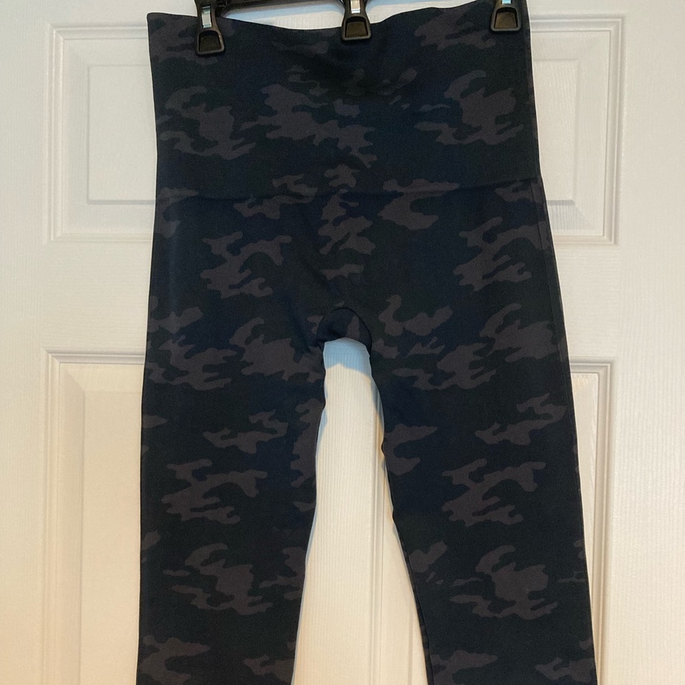 Spanx Look At Me Now Seamless Crop Leggings XL Black Camo - Picture 8 of 14